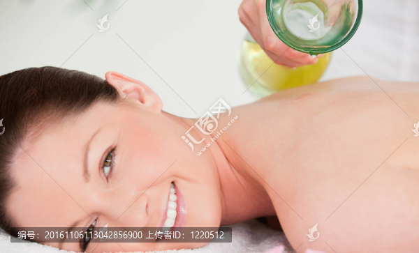 按摩師將按摩油在紅發(fā)女人回來