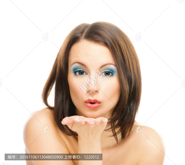露出肩膀的女人送飛吻