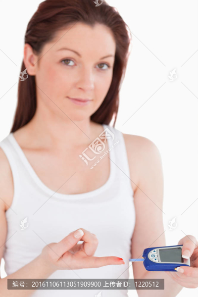 可愛的女人測試她的血液