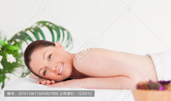 按摩桌上的微笑的女人