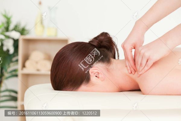 紅發(fā)女子接受背部按摩
