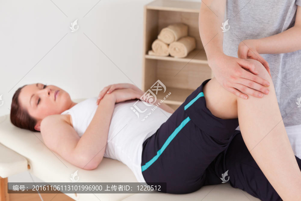 按摩師集結(jié)一個(gè)可愛的女人的膝蓋