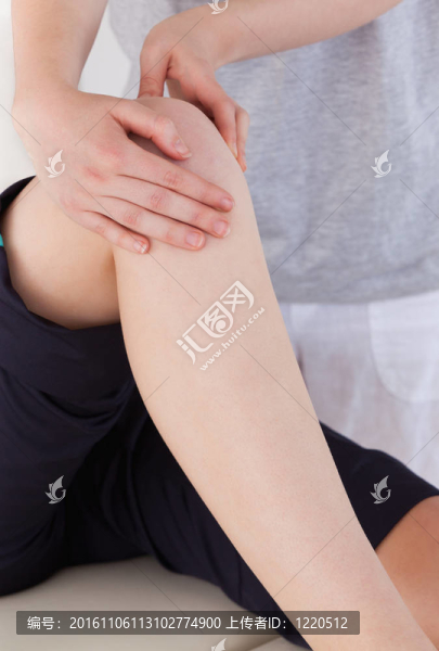 一個女按摩師集結(jié)運動女人膝蓋的肖像