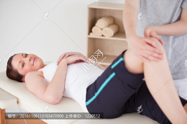 按摩師集結(jié)一個美麗女人尋找一個相機(jī)的膝