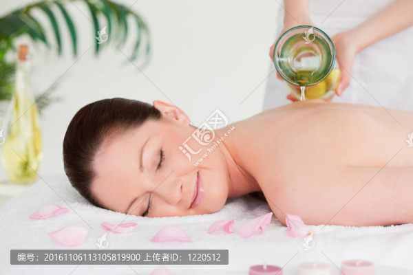 按摩師的按摩油倒在一個年輕女人回到溫泉