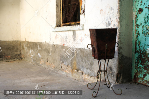 Rusty,garbage,bin站在外面