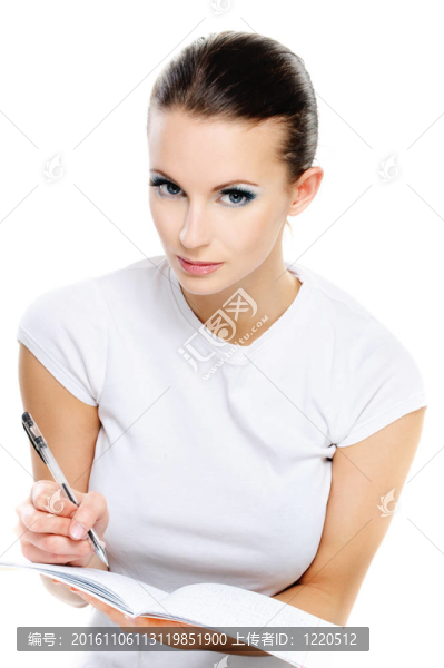 女學(xué)生在練習(xí)本上寫(xiě)字