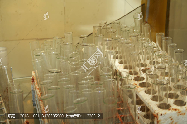 廢棄化學室內(nèi)的臟試管