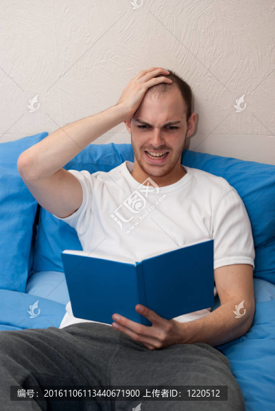 失意的男性閱讀一本書