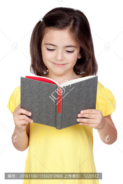 黑發(fā)小女孩讀一本書(shū)