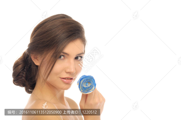 美麗的黑發(fā)和藍(lán)玫瑰