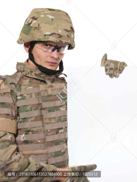 現(xiàn)代士兵拿著一張海報