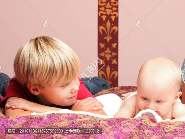 小男孩和一個哥哥玩