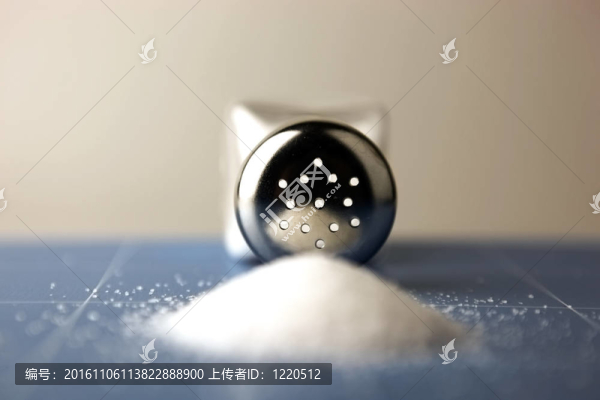 餐桌上的鹽篩