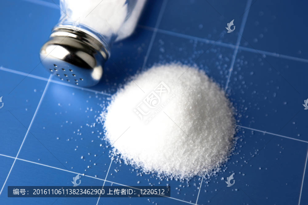 餐桌上的鹽篩