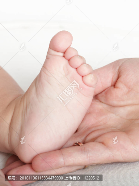 嬰兒腳在母親手中