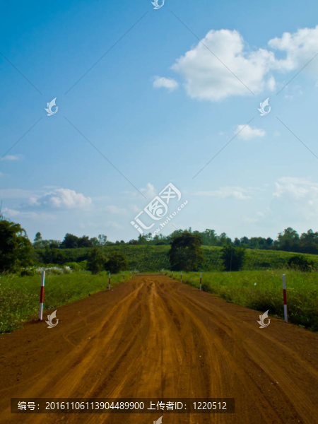 農(nóng)場和藍天的道路