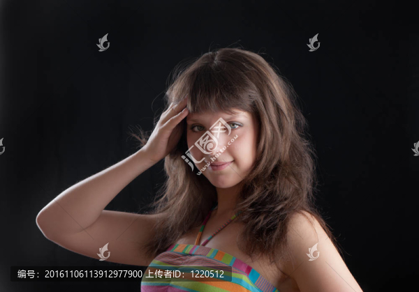 黑色背景上的女孩