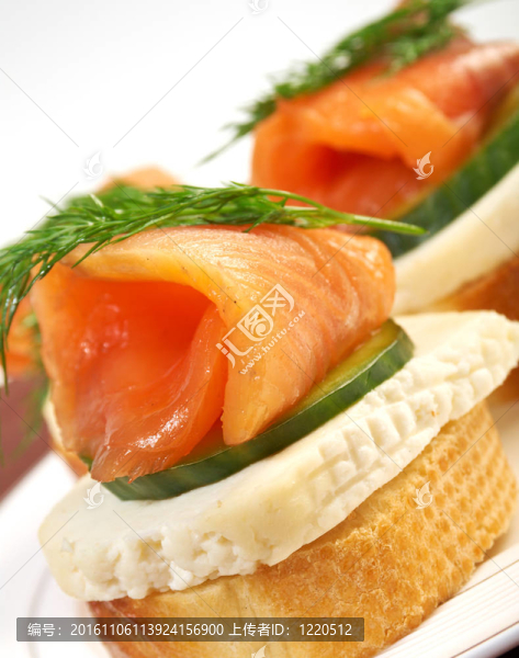 與腌熏三文魚(yú)奶酪和黃瓜開(kāi)胃