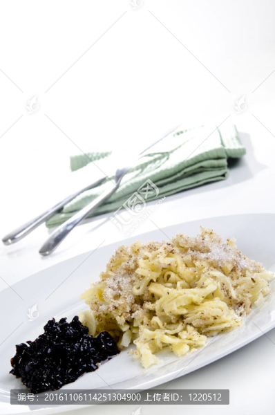 自制意大利面食與地面堅果