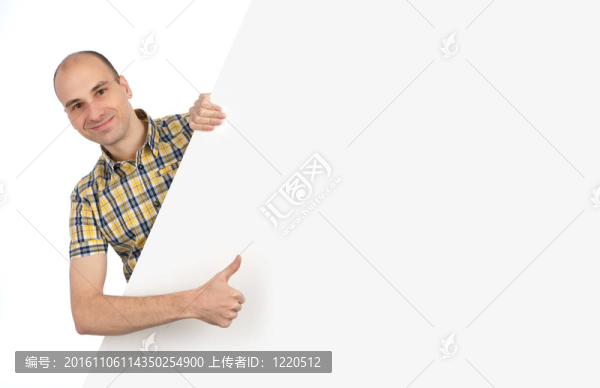 英俊男子在他面前拿著一個空白的標志