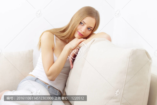 夢(mèng)中的女孩坐在沙發(fā)上