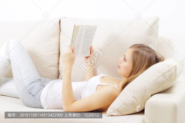 讀一本書的女孩
