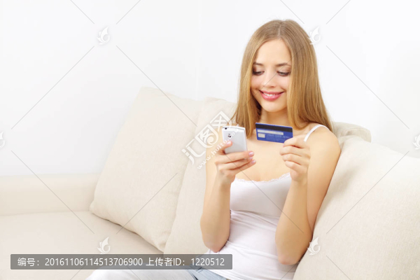 帶手機(jī)和信用卡的女孩