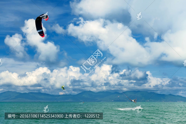 Wakeboarder跳從大海的水