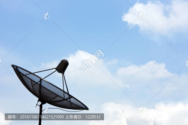 衛(wèi)星天線在藍(lán)色的天空