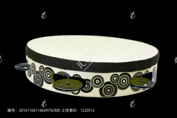 在黑色背景的手鼓