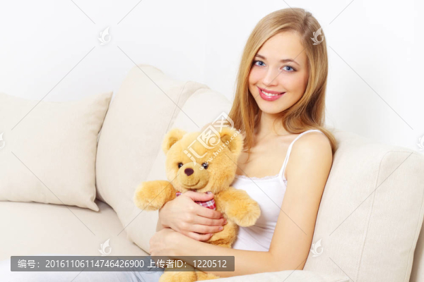 漂亮的女孩和一只泰迪熊