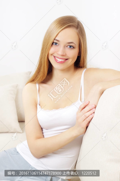 微笑的女孩坐在沙發(fā)上