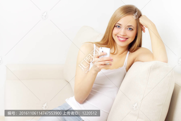 拿著手機的女孩