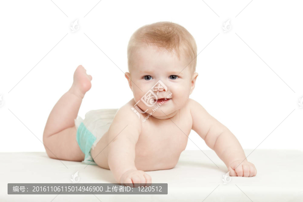 有趣的男嬰躺在肚子上孤立的白色背景
