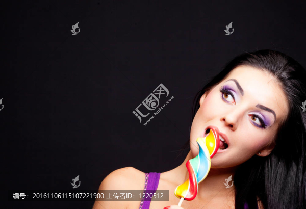 一個棒棒糖的女孩
