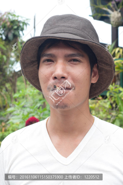 亞洲男子吸煙泰國(guó)傳統(tǒng)香煙