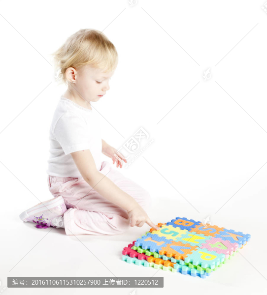 玩耍的小女孩