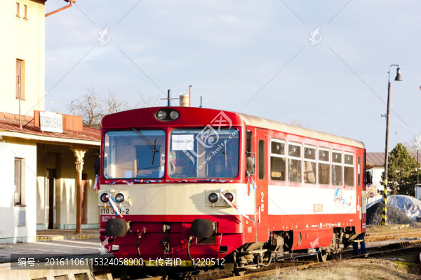 在dobruska鐵路站車車廂；捷克共和國