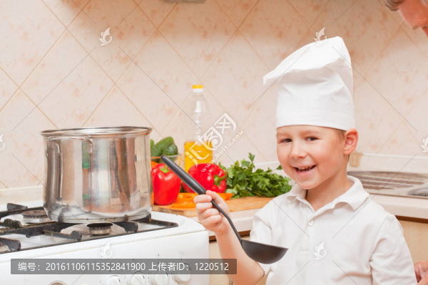 廚房里的小男孩幫忙做晚飯
