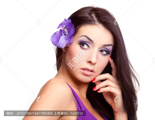 在她的頭發(fā)上有一朵蘭花的女人