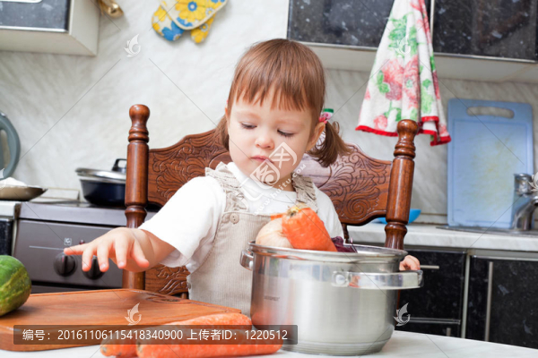 小女孩有助于做一頓飯