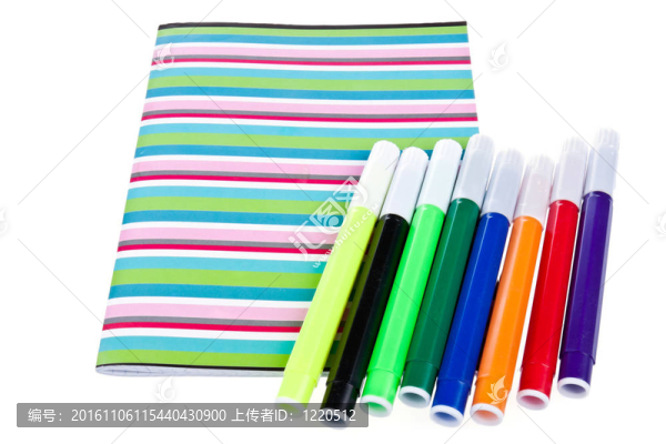工作手冊(cè)與彩色鉛筆集；孤立的白色