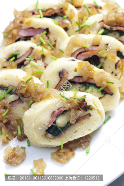 從土豆面團(tuán)滾入菠菜和培根