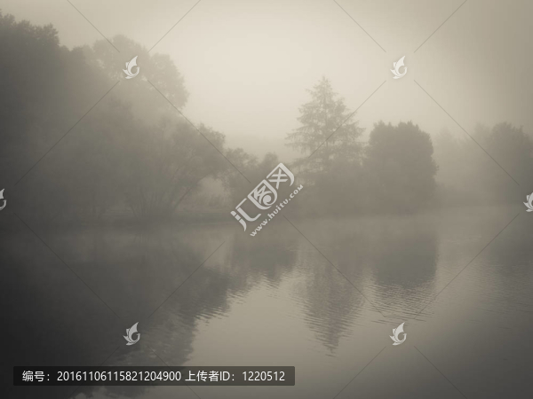 霧蒙蒙的早晨，湖