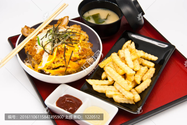 便當(dāng)；日本菜風(fēng)格；炸雞、米飯和湯、炸薯?xiàng)l的白色背景