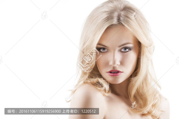 性感漂亮的女人，頭發(fā)飛揚(yáng)；她注視著鏡頭