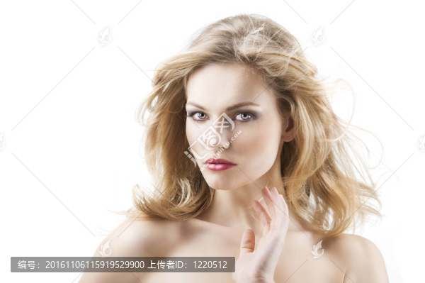 經(jīng)典美女肖像的年輕性感女孩與發(fā)型和飛發(fā)風(fēng)。她向右轉(zhuǎn)了三個(gè)四度，對(duì)著鏡頭看，右手靠近臉。