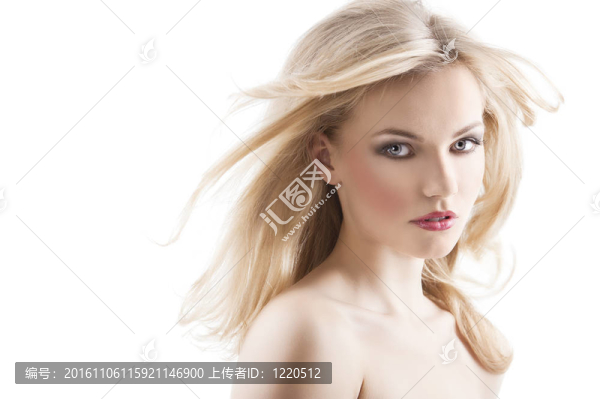 經(jīng)典的美麗的形象，年輕的性感女孩，發(fā)型和飛行的頭發(fā)從風(fēng)，她是三個(gè)季度，并期待在鏡頭
