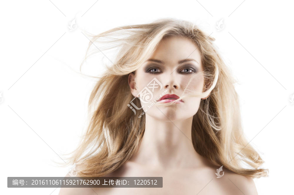 年輕性感的女孩的發(fā)型發(fā)飛揚(yáng)風(fēng)古典美女的畫(huà)像；她在鏡頭前看起來(lái)在鏡頭與認(rèn)真的表達(dá)